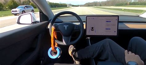 T­e­s­l­a­ ­O­t­o­p­i­l­o­t­ ­S­ü­r­ü­c­ü­ ­K­o­l­t­u­ğ­u­ ­B­o­ş­k­e­n­ ­K­o­l­a­y­c­a­ ­K­a­n­d­ı­r­ı­l­a­b­i­l­i­y­o­r­